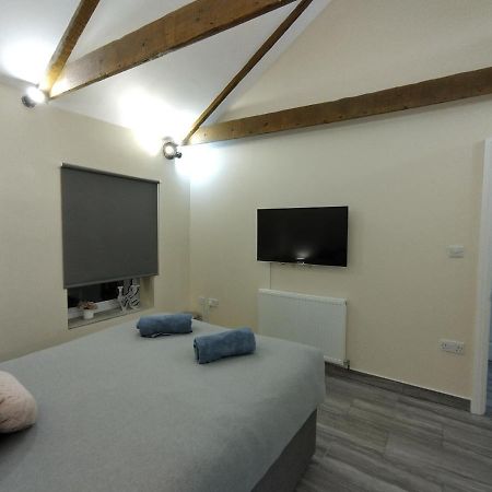 Queens Holiday Apartment Pembroke Dock Esterno foto