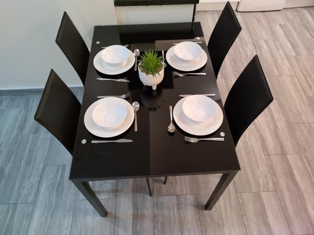 Queens Holiday Apartment Pembroke Dock Esterno foto