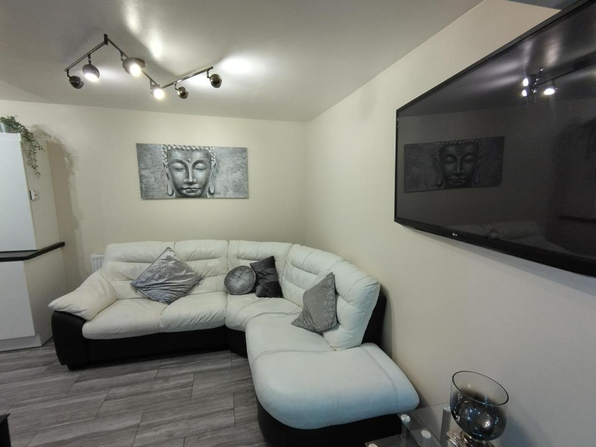 Queens Holiday Apartment Pembroke Dock Esterno foto