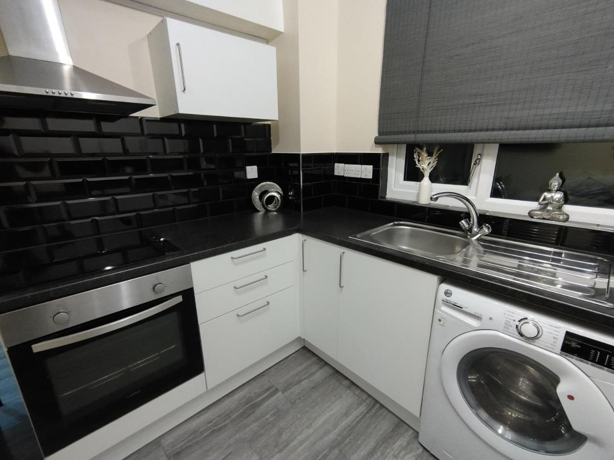 Queens Holiday Apartment Pembroke Dock Esterno foto
