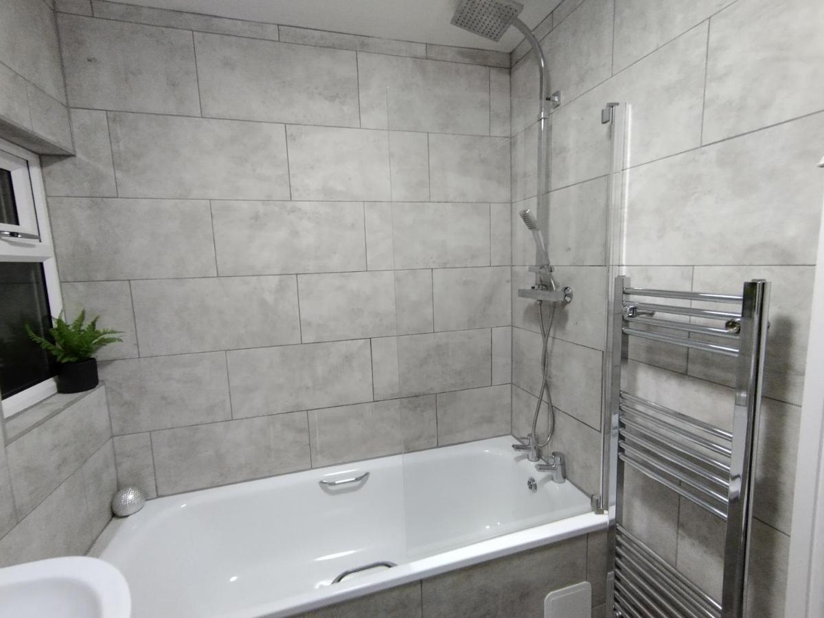 Queens Holiday Apartment Pembroke Dock Esterno foto