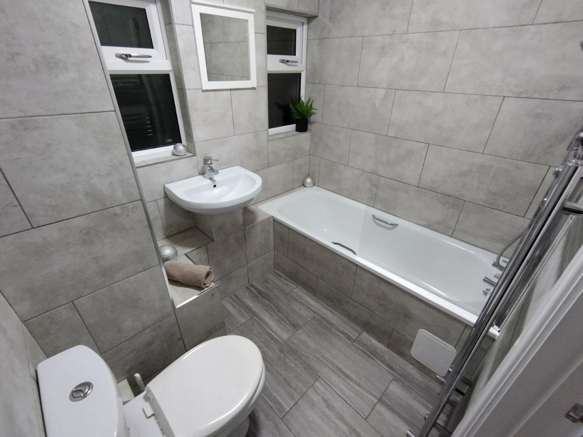 Queens Holiday Apartment Pembroke Dock Esterno foto